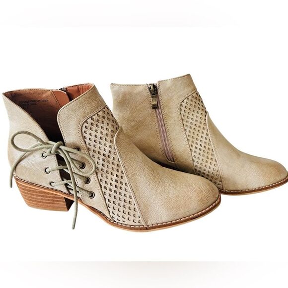 Beast Fashion Women's Beige/ light tan lace up Ankle Boots size 8. - Picture 6 of 7